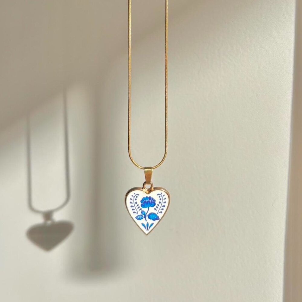 Porcelain style necklace